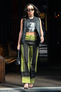 Charli XCX feet photo thumbnail