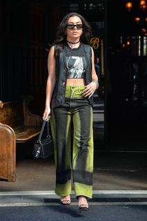 Charli XCX feet photo thumbnail