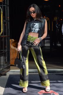 Charli XCX feet photo thumbnail