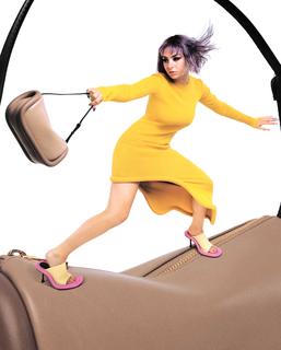 Charli XCX feet photo thumbnail