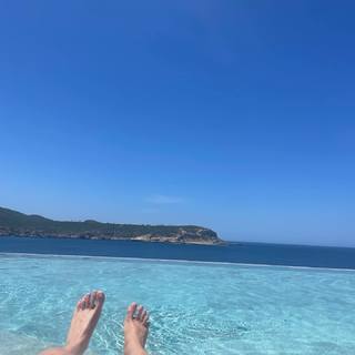 Charli XCX feet photo thumbnail