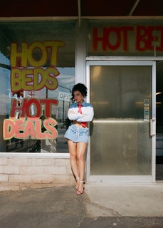 Charli XCX feet photo thumbnail