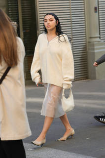 Charli XCX feet photo thumbnail