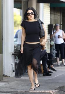 Charli XCX feet photo thumbnail