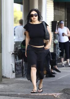 Charli XCX feet photo thumbnail
