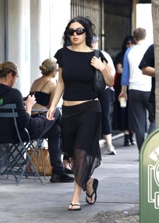 Charli XCX feet photo thumbnail