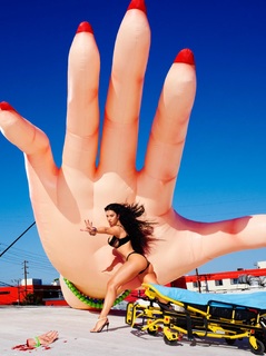 Charli XCX feet photo thumbnail