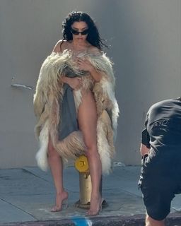 Charli XCX feet photo thumbnail