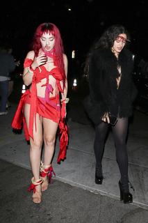 Charli XCX feet photo thumbnail