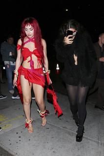 Charli XCX feet photo thumbnail