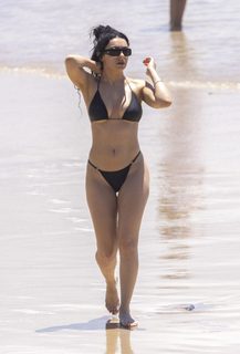 Charli XCX feet photo thumbnail