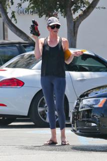 Charlize Theron feet photo thumbnail