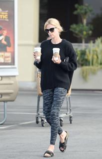 Charlize Theron feet photo thumbnail