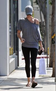 Charlize Theron feet photo thumbnail