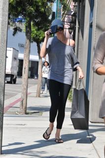 Charlize Theron feet photo thumbnail