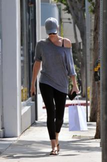 Charlize Theron feet photo thumbnail