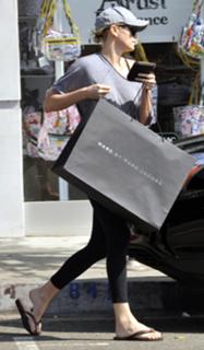 Charlize Theron feet photo thumbnail