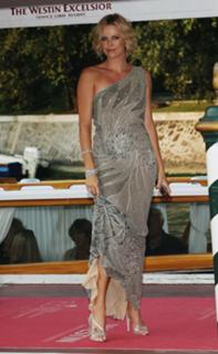 Charlize Theron feet photo thumbnail