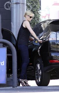 Charlize Theron feet photo thumbnail