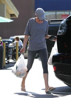 Charlize Theron feet photo thumbnail