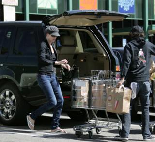 Charlize Theron feet photo thumbnail