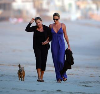 Charlize Theron feet photo thumbnail