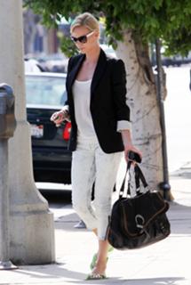 Charlize Theron feet photo thumbnail