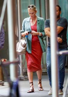 Charlize Theron feet photo thumbnail