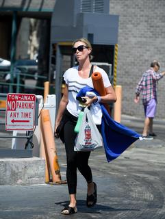 Charlize Theron feet photo thumbnail