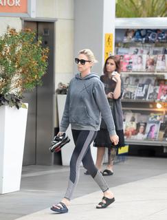 Charlize Theron feet photo thumbnail