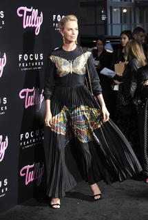 Charlize Theron feet photo thumbnail
