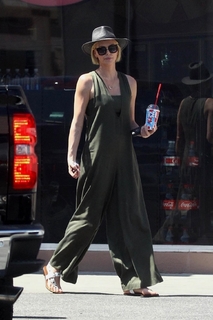 Charlize Theron feet photo thumbnail
