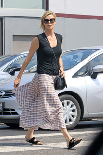 Charlize Theron feet photo thumbnail