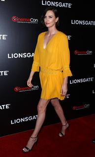 Charlize Theron feet photo thumbnail
