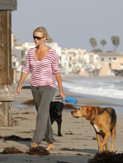 Charlize Theron feet photo thumbnail