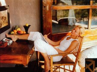 Charlize Theron feet photo thumbnail