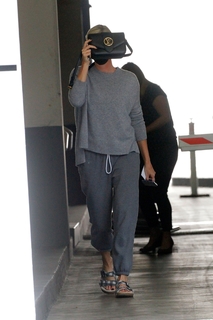 Charlize Theron feet photo thumbnail