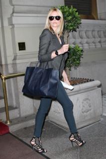 Charlize Theron feet photo thumbnail