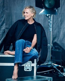 Charlize Theron feet photo thumbnail