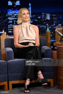 Charlize Theron feet photo thumbnail