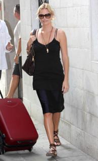 Charlize Theron feet photo thumbnail