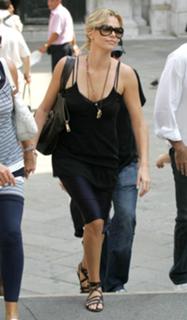 Charlize Theron feet photo thumbnail