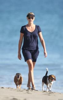 Charlize Theron feet photo thumbnail
