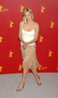 Charlize Theron feet photo thumbnail