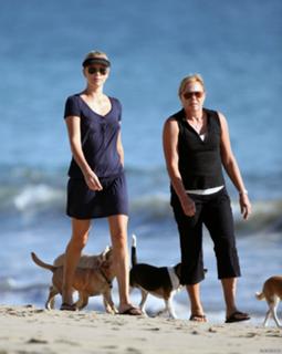 Charlize Theron feet photo thumbnail