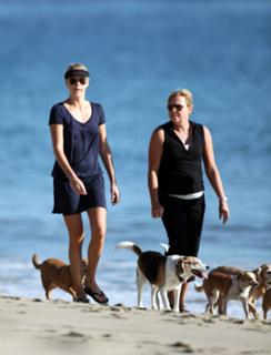 Charlize Theron feet photo thumbnail