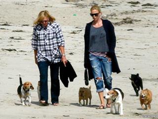 Charlize Theron feet photo thumbnail