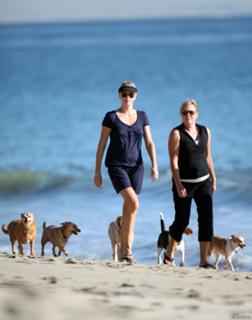 Charlize Theron feet photo thumbnail