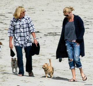 Charlize Theron feet photo thumbnail