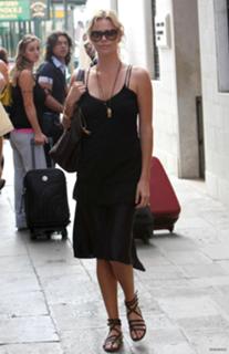 Charlize Theron feet photo thumbnail
